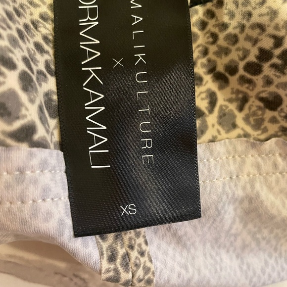 Norma kamali Womens Long-Sleeve Snake Print Button-Front Top - Neutral - Picture 3 of 13